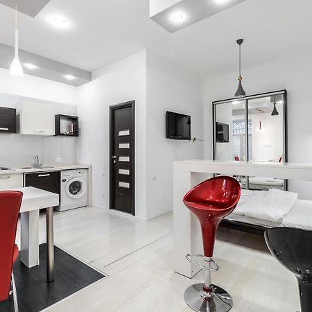 Black And Red Squares Apartment Lviv Exterior photo