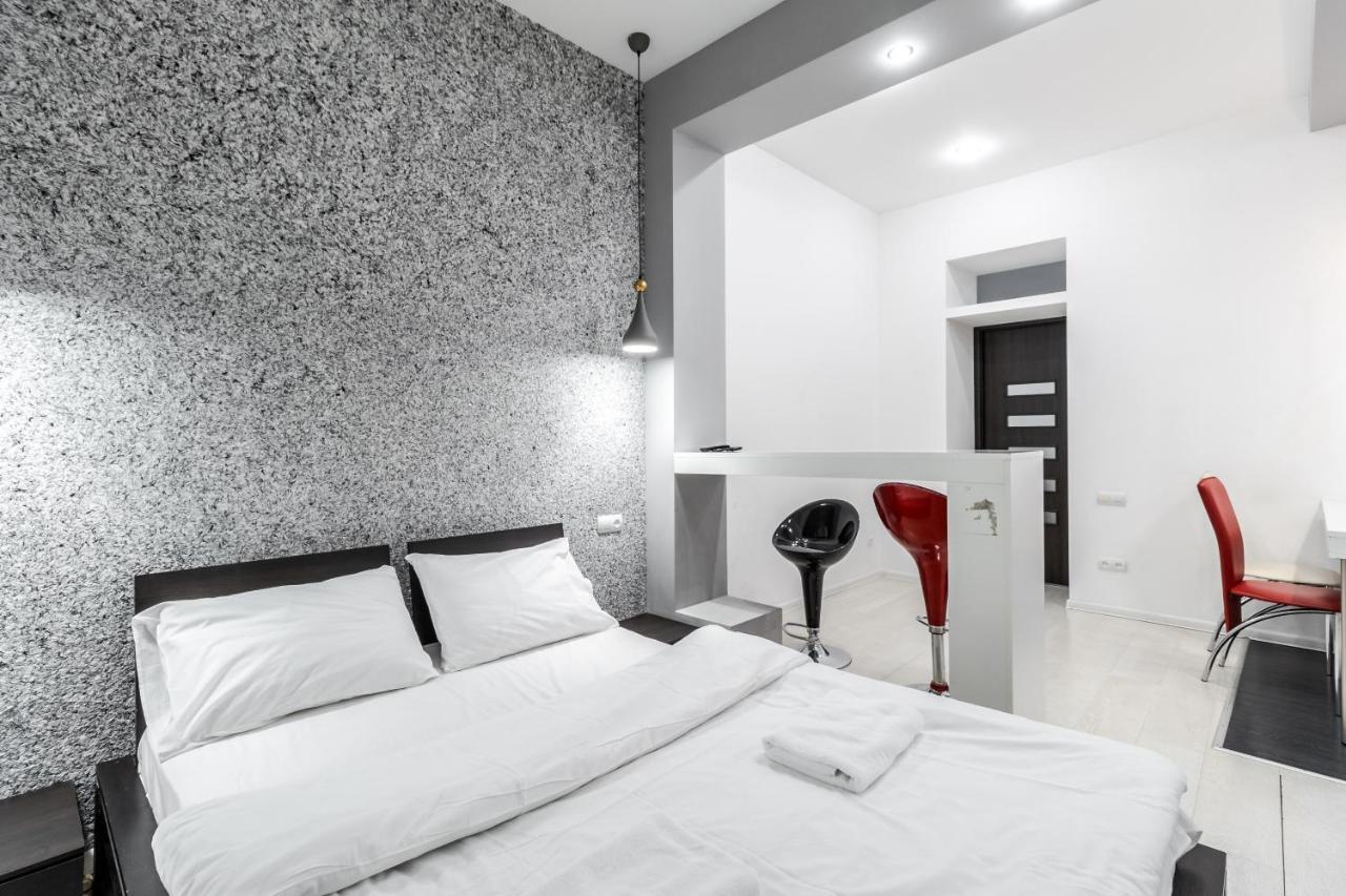 Black And Red Squares Apartment Lviv Exterior photo