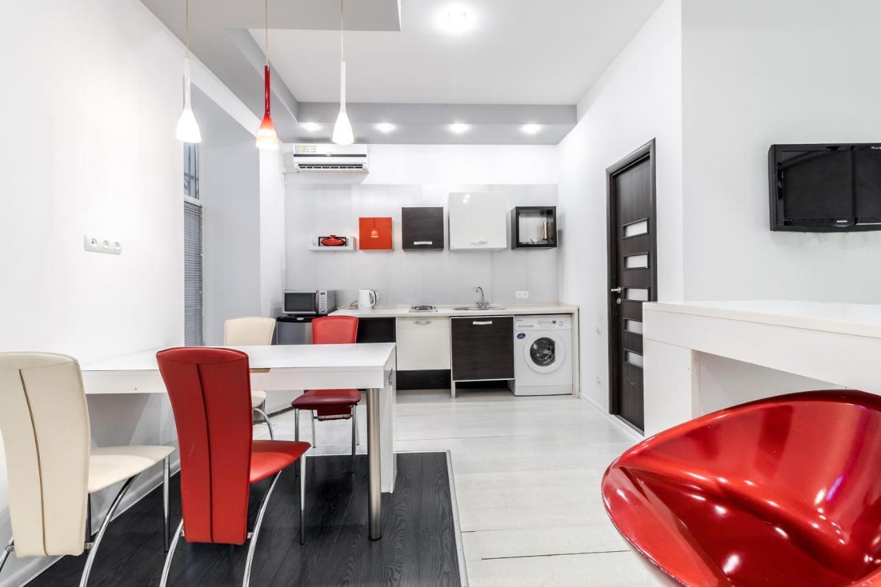 Black And Red Squares Apartment Lviv Exterior photo