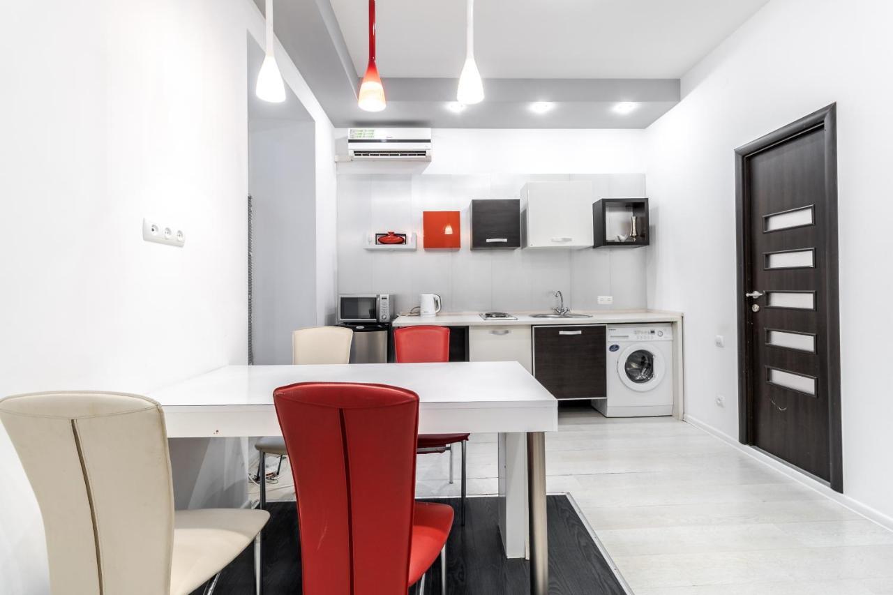 Black And Red Squares Apartment Lviv Exterior photo