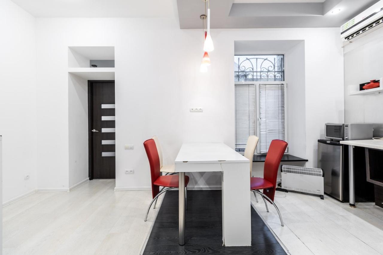 Black And Red Squares Apartment Lviv Exterior photo